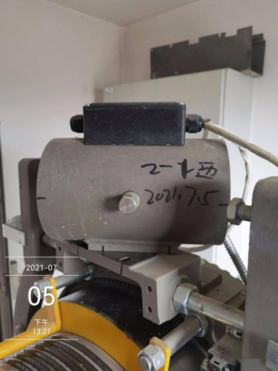 分解清洁电梯制动器我们在行动