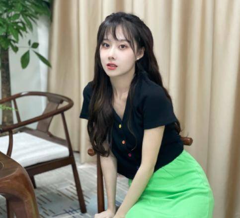 曹曦月微博晒美照深v获网友点赞沈腾喊话快来打王者荣耀