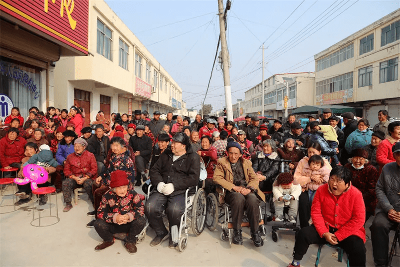 颍州区王店镇韩寨村老年日间照料中心启动运营暨爱心捐赠仪式_老人