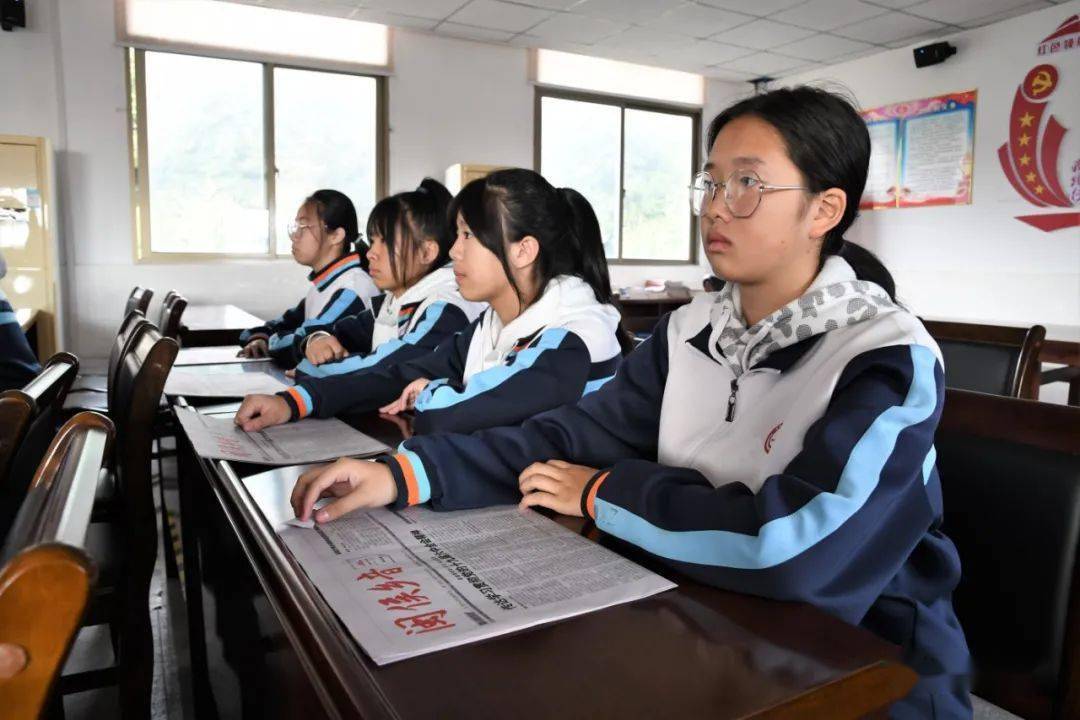 闽侯县融媒体中心主播张崇敏来到闽侯县虎峰初级中学进行党的十九届六