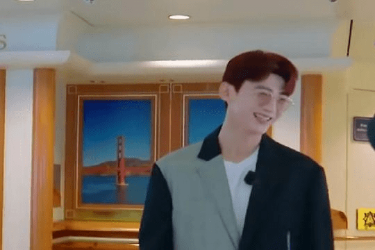 papi酱问白敬亭:咱俩长得像不像?白敬亭:我觉得挺像_节目_大张伟_rap