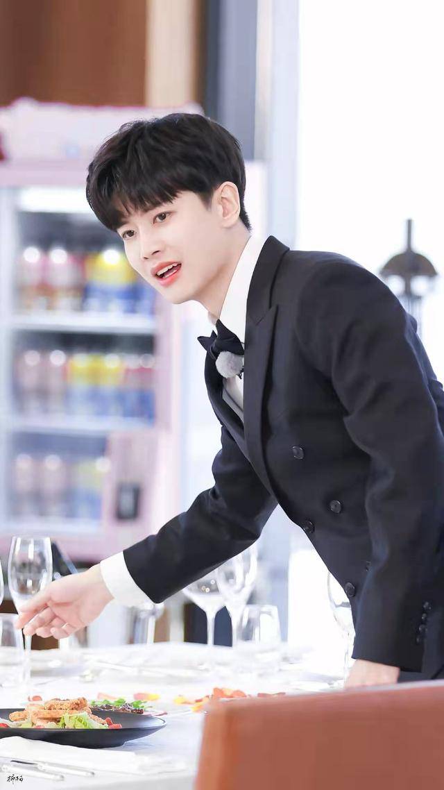 任嘉伦现代装好好看啊