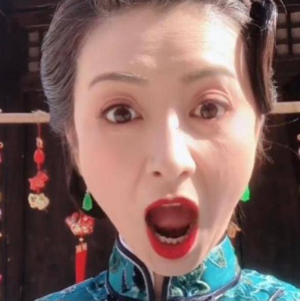 眉庄斓曦晒搞笑表情包古装扮相成熟被网友吐槽眉姐姐老了