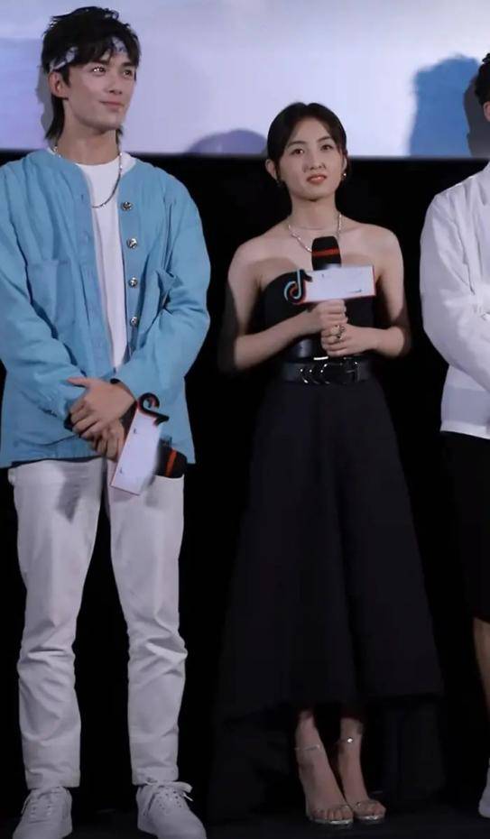 《盛夏光年》首映,张子枫黑裙有韵味,吴磊发带配的更有活力_时尚_男人