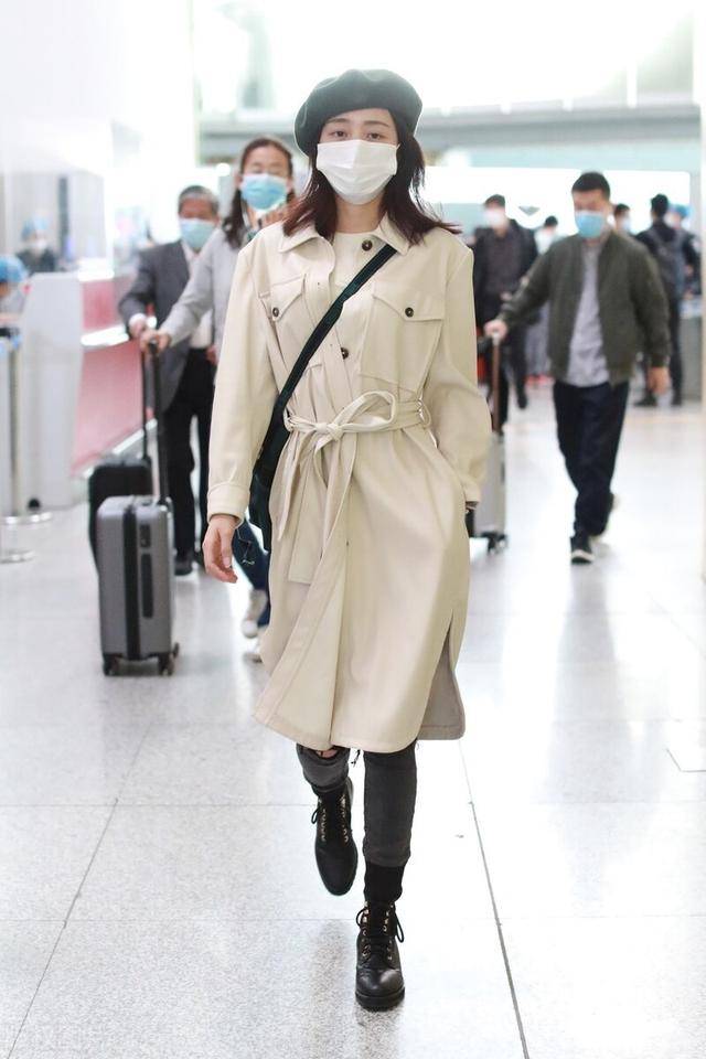 黄婷婷米色风衣贝雷帽时尚甜美,素颜现身机场状态好