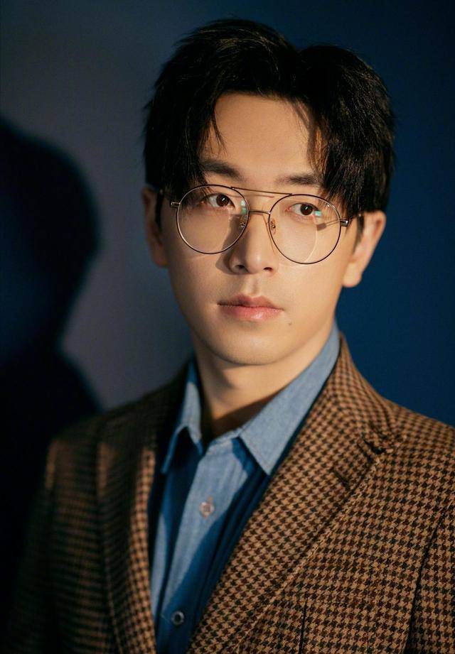 白客西装穿搭帅气经典格纹演绎多变型男绅士内敛彰显轻熟风范