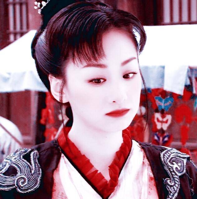 在《七种武器之孔雀翎》中,穆婷婷和释小龙搭档,在剧中饰演冷面少女