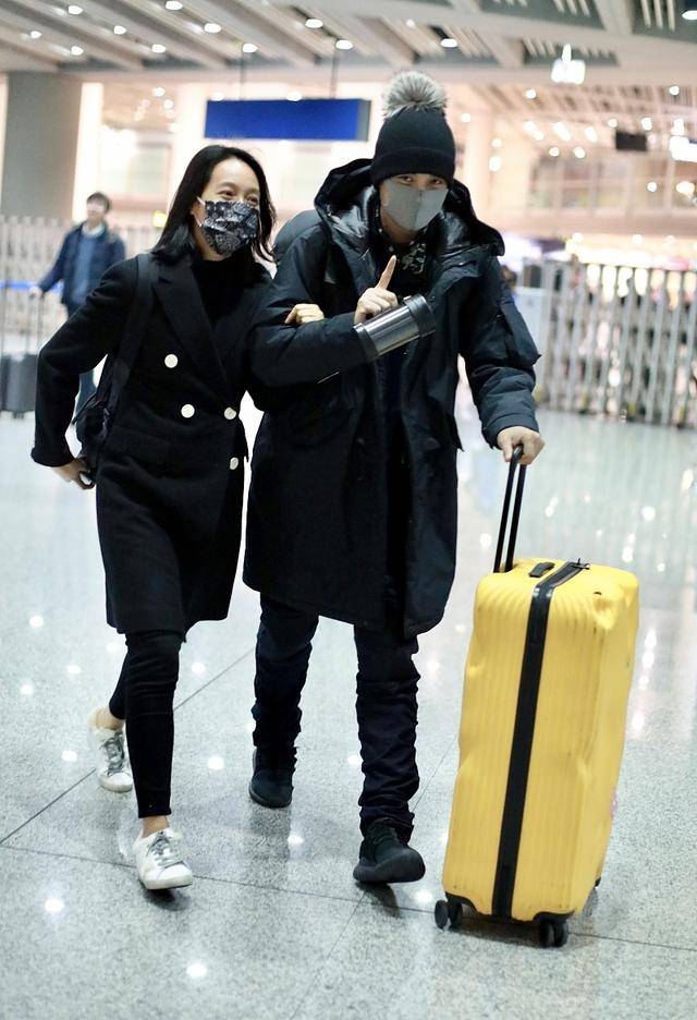 朱丹周一围低调走机场黑色情侣装很有夫妻相亲密挽手越发恩爱