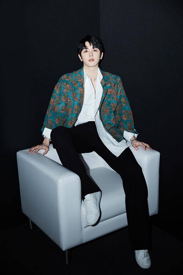 戴景耀亮相上海时装周复古暗花刺绣外套尽显贵公子风范