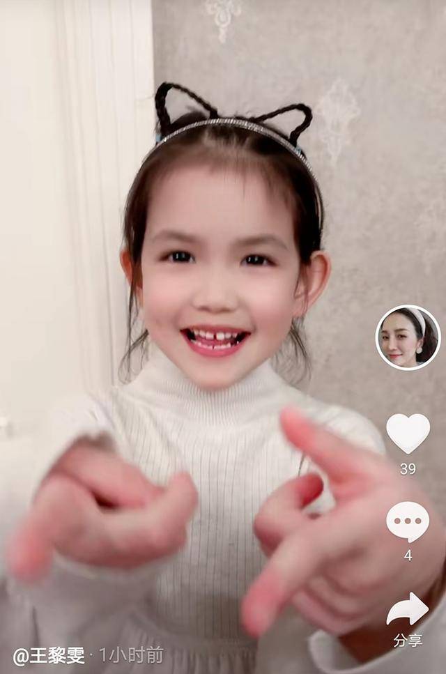 今年4岁的杨雨曦,穿白色连衣裙,化淡妆惊艳亮相,已经