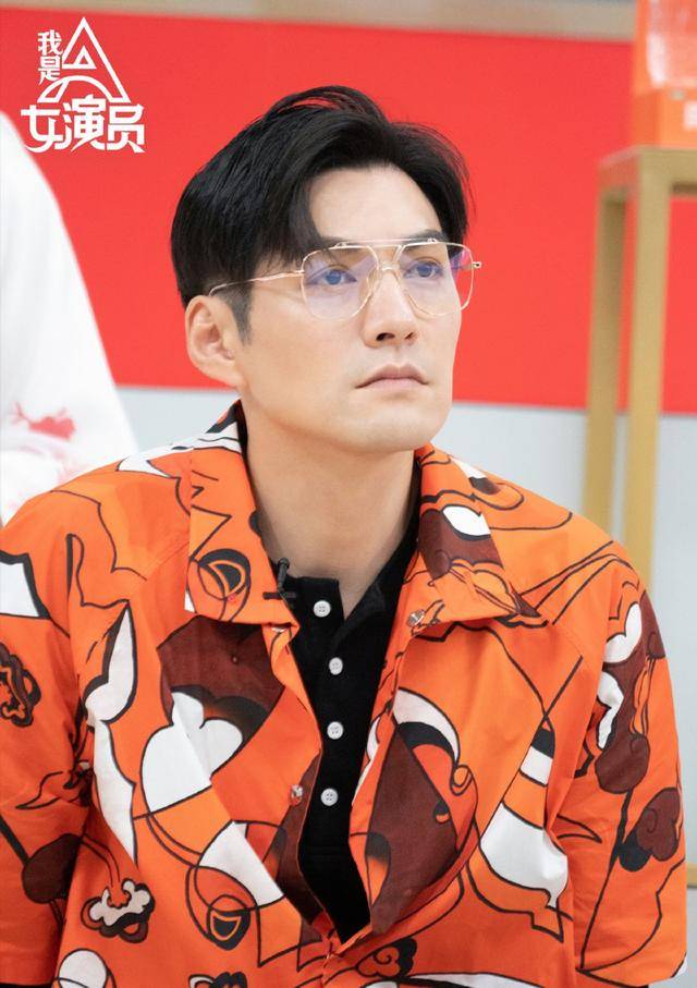 严屹宽表演好认真自毁颜值式演技惊呆众人眉毛抢镜还当众劈叉