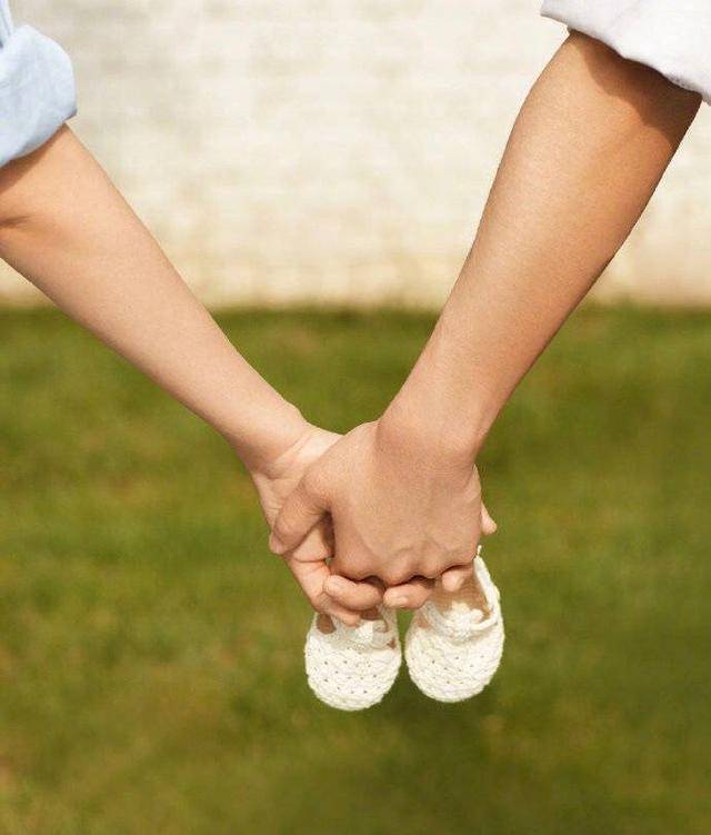 另一张是一家人比心中间露着一双婴儿的小脚丫子的照片,而且姜潮还配