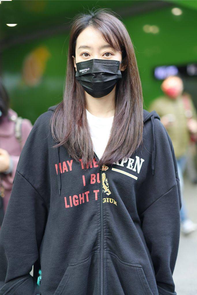 运动鞋 上宽下窄法！张小斐穿oversize拉链帽衫牛仔裤 清瘦休闲