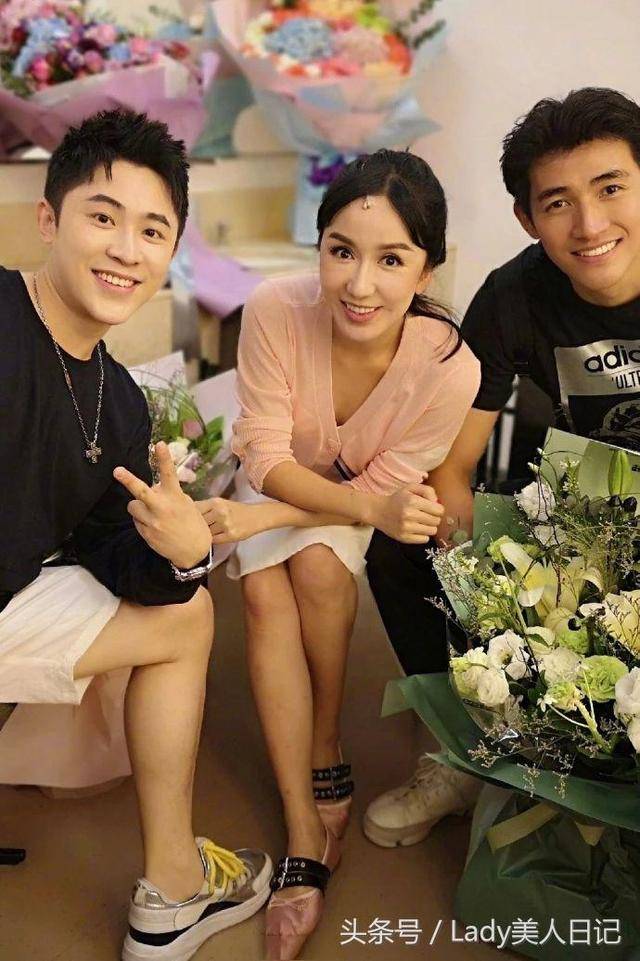 爱情公寓四美集合邓家佳李金铭刘萌萌探班娄艺潇大合照