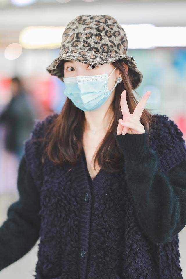 "尔晴"来了!苏青现身机场戴潮流豹纹包头帽保暖时尚_包头_尔晴_苏青