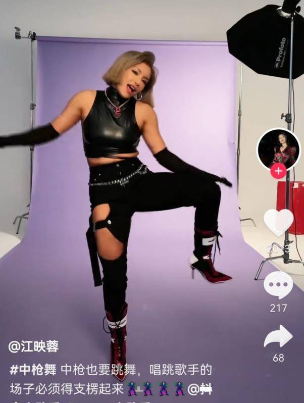 10月2日,江映蓉久违更新了社交动态,在社交平台上晒出了一段自己热舞