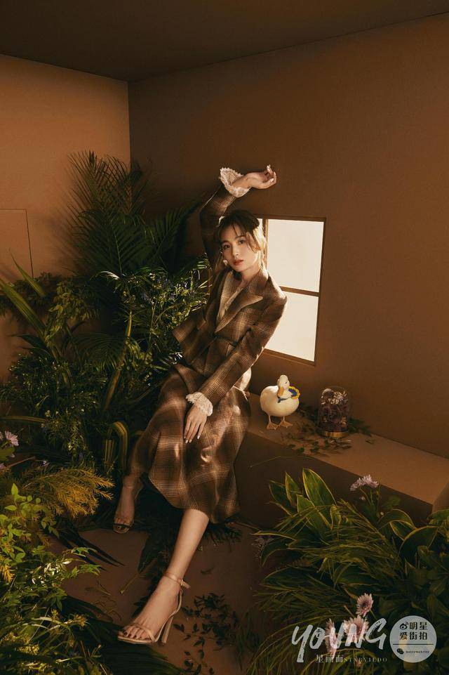 路晨造型百变紫裙高贵白吊带短裙俏皮性感wendy笑容甜美