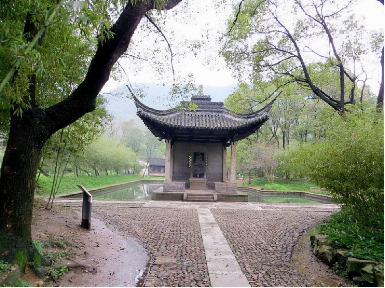 凤仪亭是个公开场所,吕布为啥在这儿和貂蝉私会?