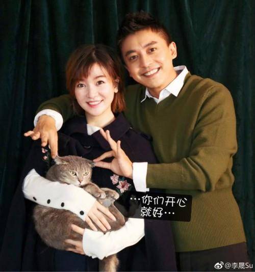 李晟挺孕肚晒与老公李佳航甜蜜合照_春卷_照片_肩膀