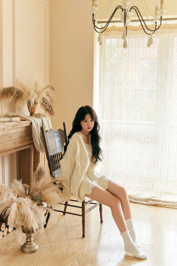 徐梦洁居家时尚大片奶白针织衫高级温柔奶油袜秀纤细美腿