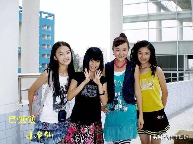 要说严莉莉的扮演者刘美含,在出演这部剧的时候已经读高二了,可是一脸