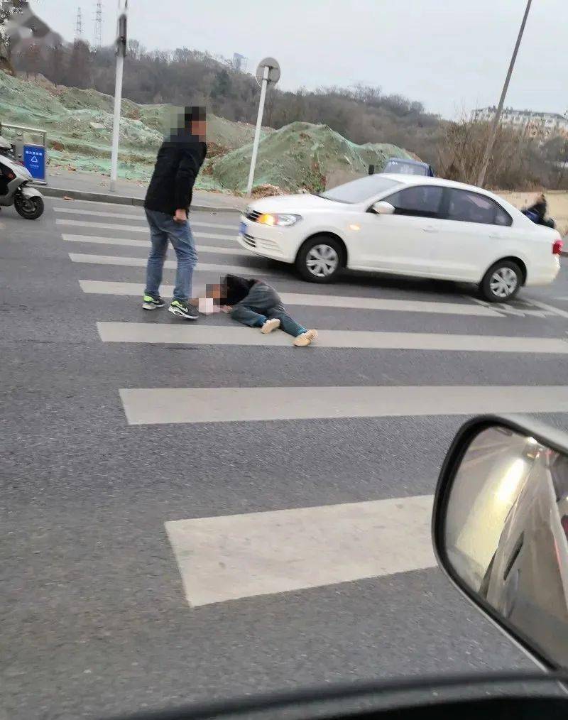 镇江某路段车祸斑马线上一人被撞倒地不起