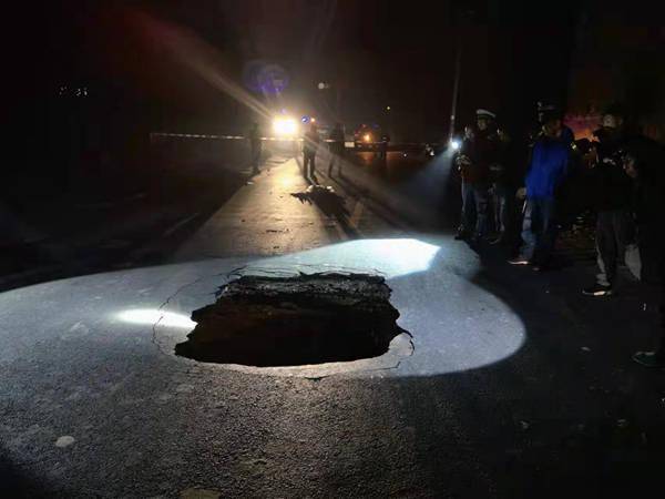 路面突发塌陷全州公路养护中心连夜抢通