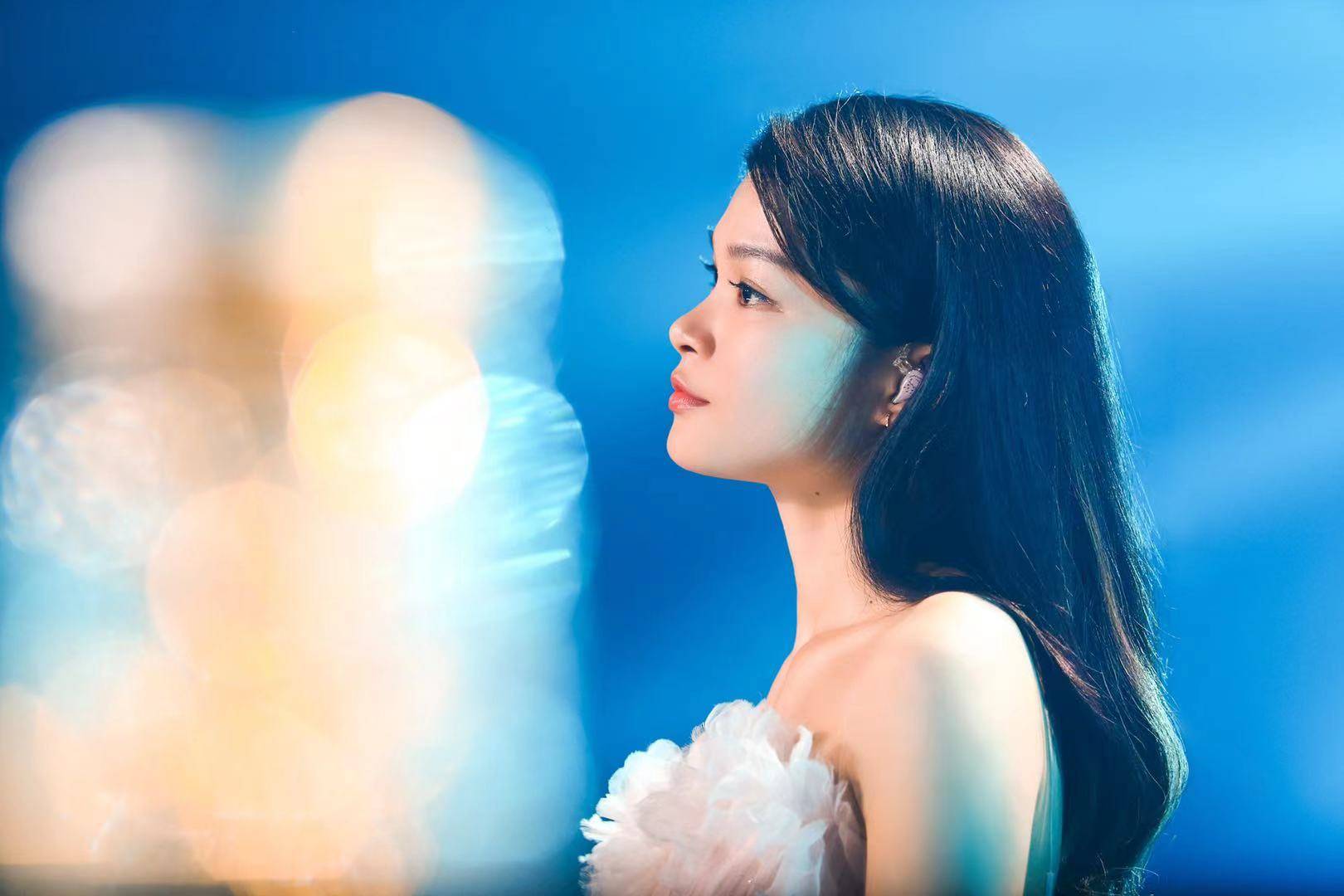 尽显轻熟女性魅力,举手投足散发独特气质,造型百变的苏运莹此次呈现