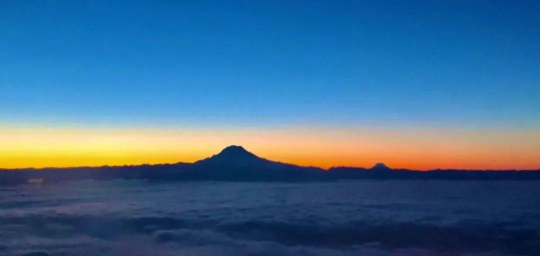 图丨晨曦中的雷尼尔火山/骑猪的小二胖图丨雪下的黄土高原/格日勒图图