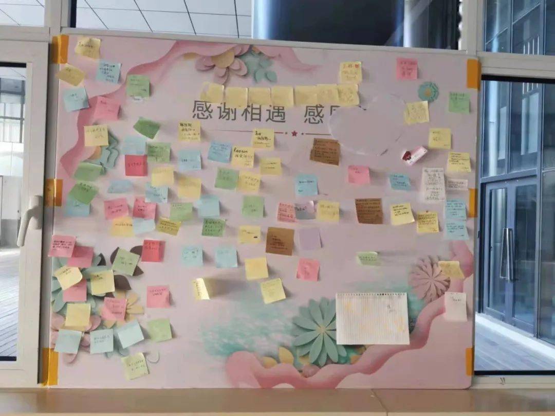 文创部于三楼东厅摆放了感恩表白墙,同学们在晚自习课间赶到这里,于一