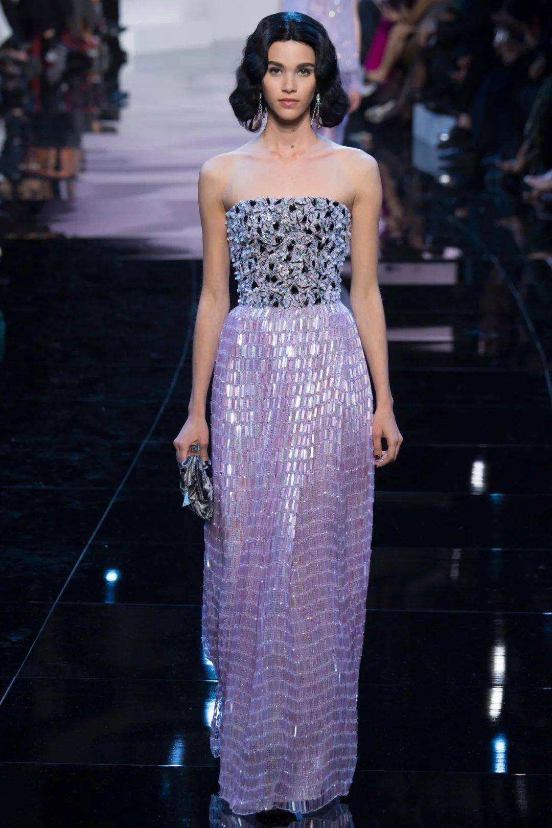 自然环境Pantone发布了2022年度流行色——长春花蓝