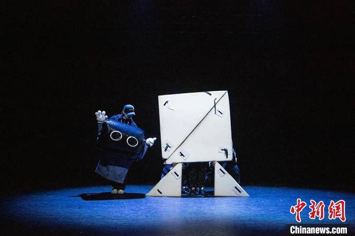 中国儿艺塑料袋变身“主角” 儿艺新戏《极简创造》用无限想象打造妙趣世界