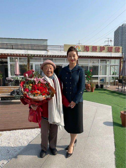 明年,谢奶奶即将迎来百岁生日,博总亲切的握着老人的手,说:"奶奶,您要