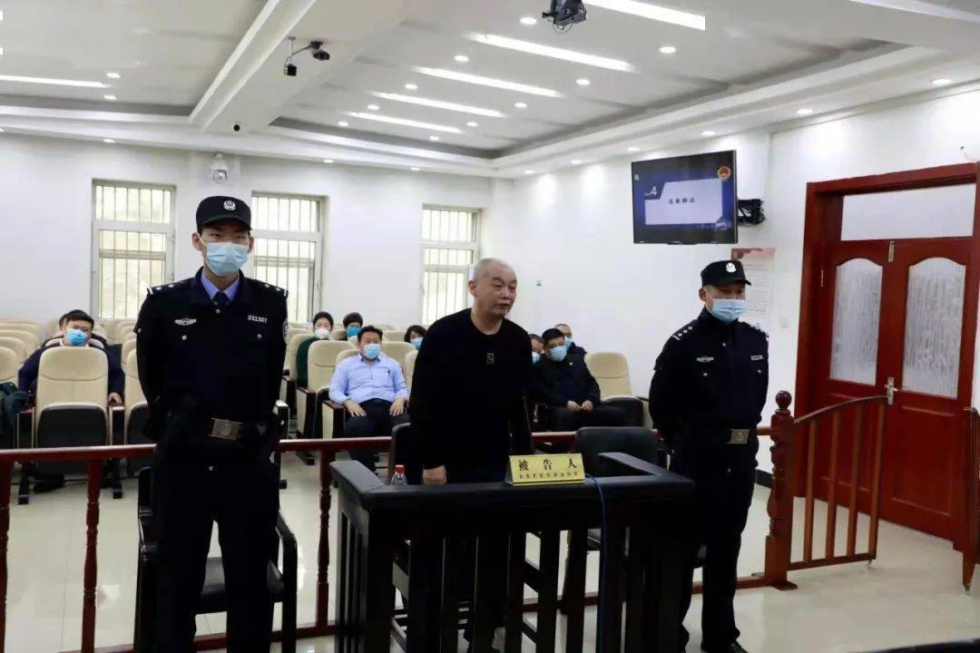 面对法官和公诉人的提问,何宝顺当庭表示认罪,悔罪