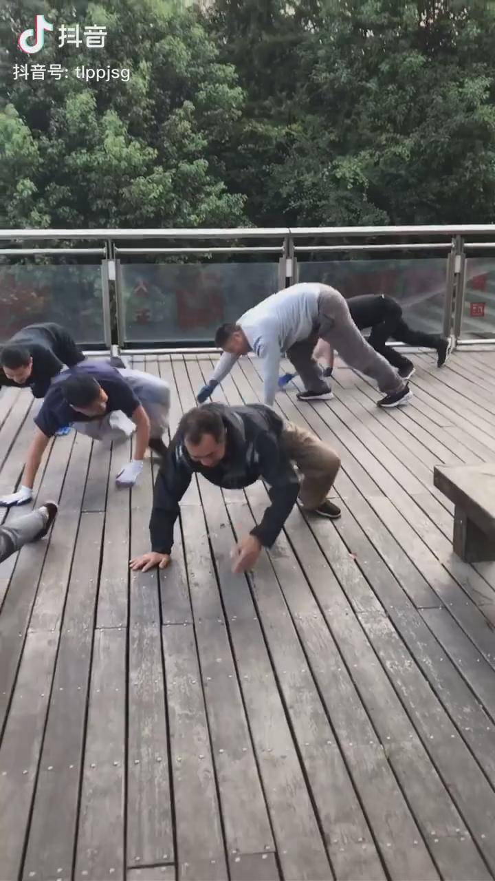 配音是当年上电视台的他们有500多人爬行队伍当初介绍是说很多疾滨的