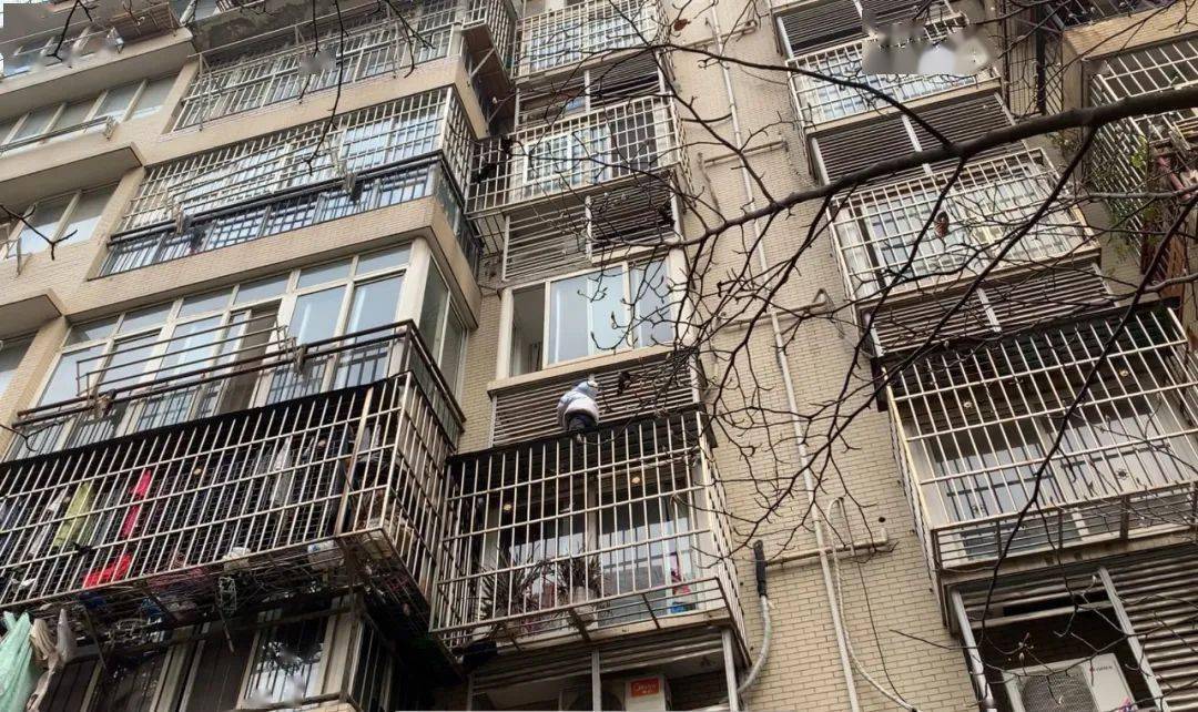 胆战心惊!湖北一4岁女童爬到四楼窗外