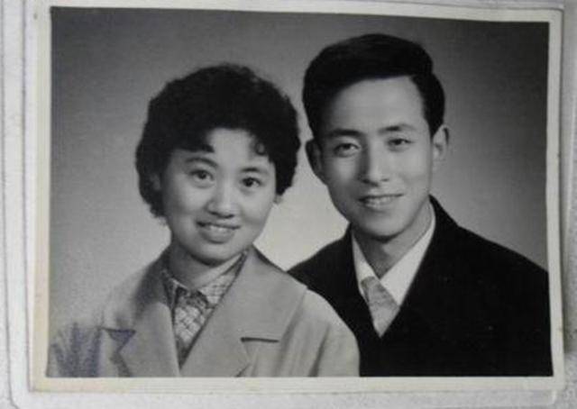 80年代婚BG真人纱照保守90年代浓浓“影楼风”你最钟意哪款婚纱照？(图4)