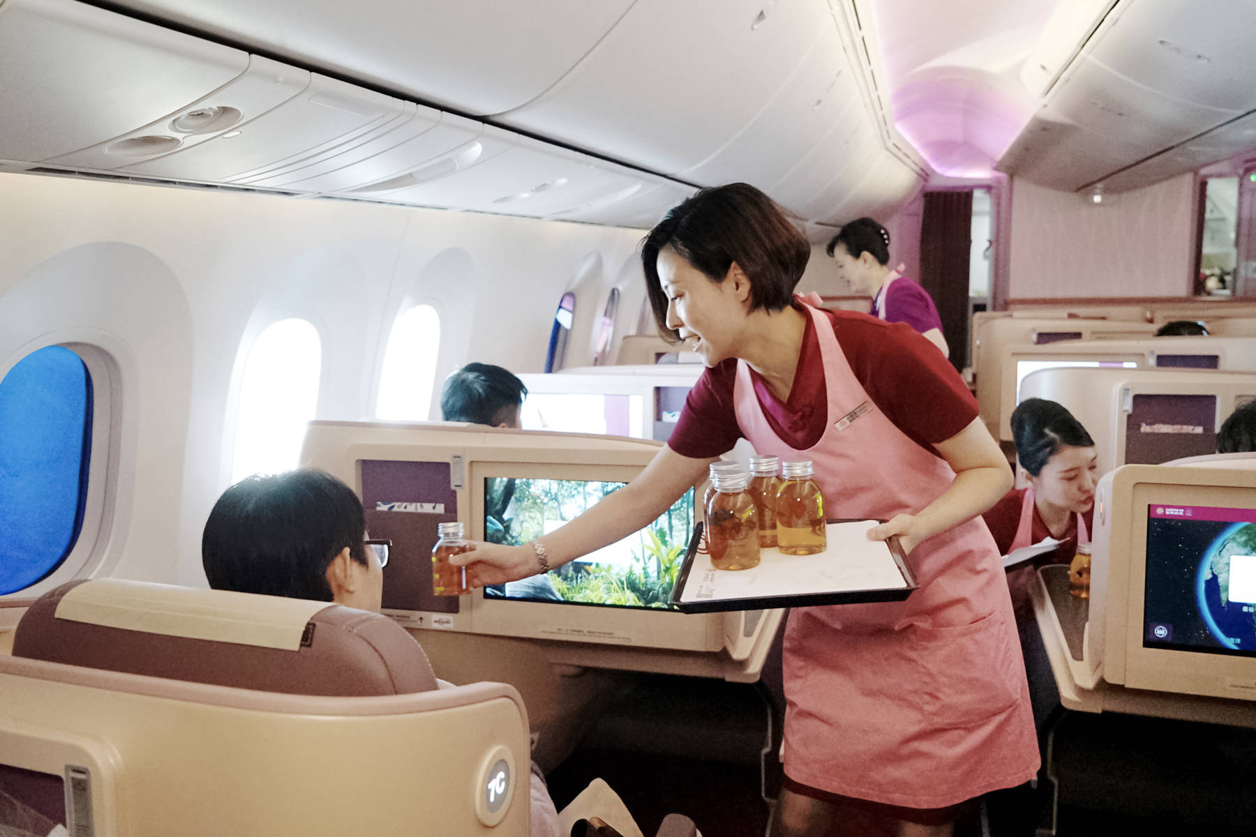 旅客可由经济舱升舱至头等舱,将享受头等舱值机柜台,机场vip安检通道