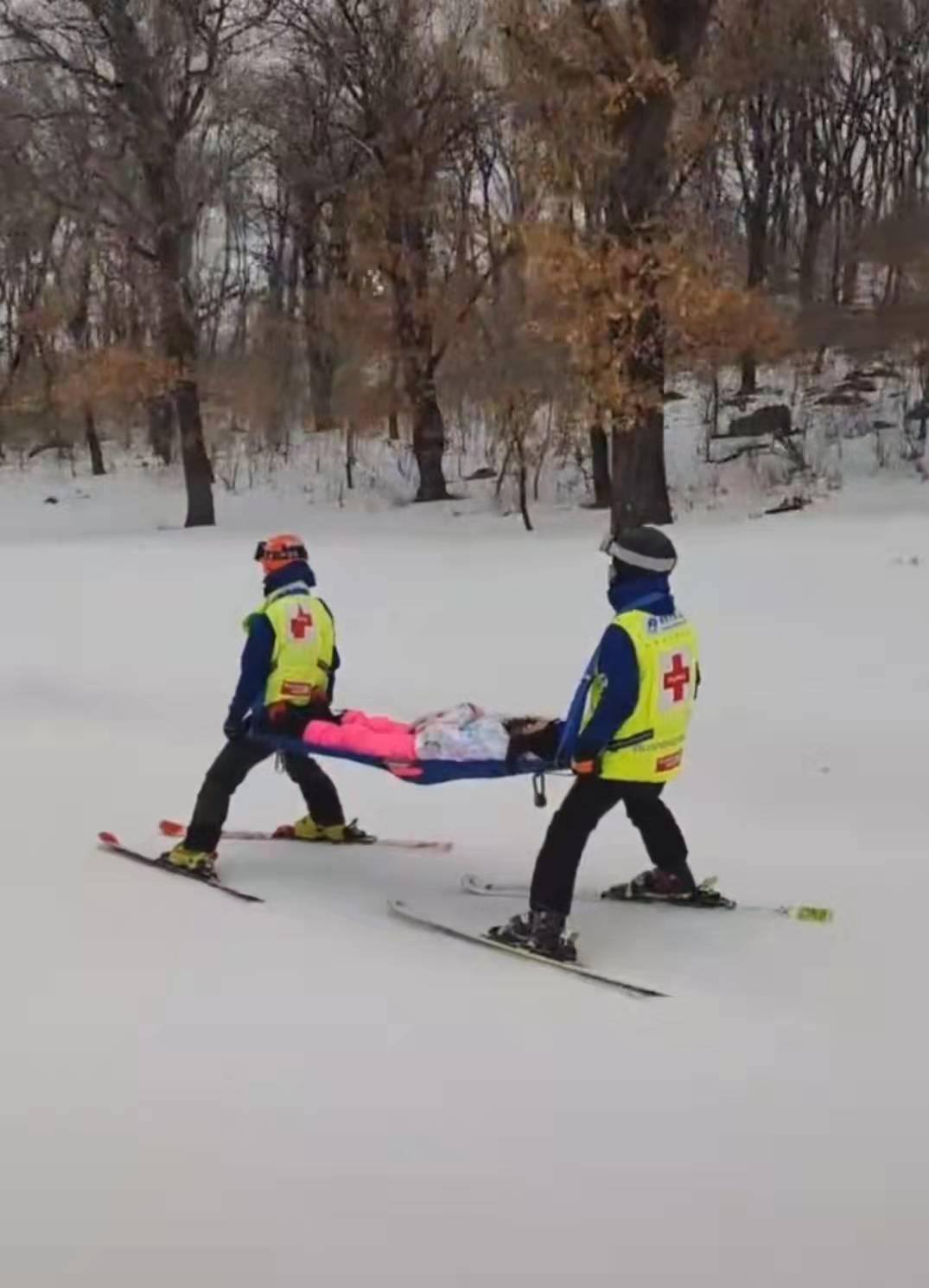 吉林女子滑雪受伤被救援人员抬下山，网友：她滑得最快的一次视频担架时候 8825