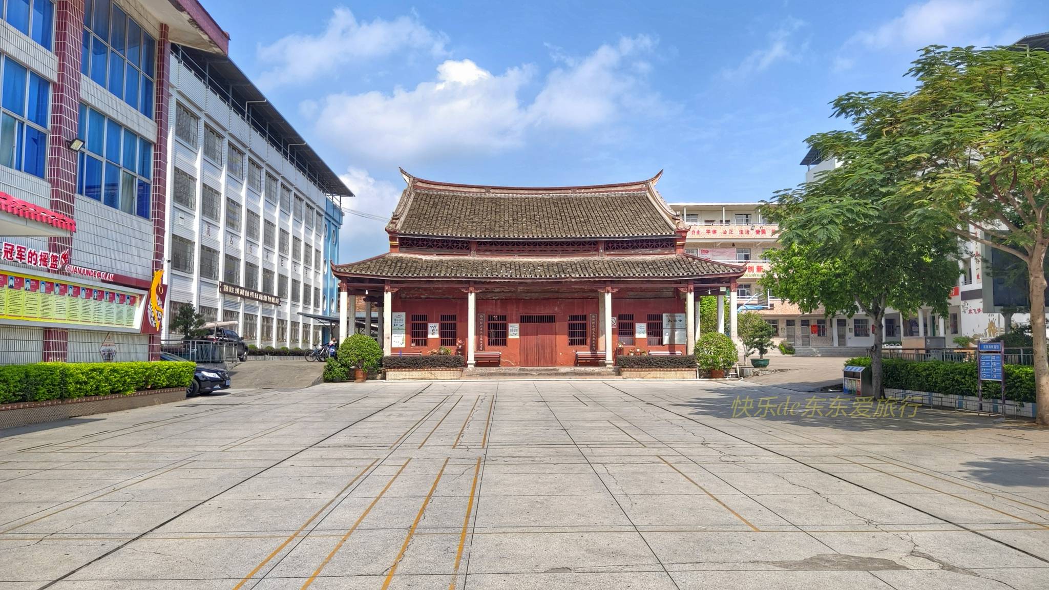 站在梅江区望杏坊月影塘路的梅州师范学校附属小学(城西学校)校门口往