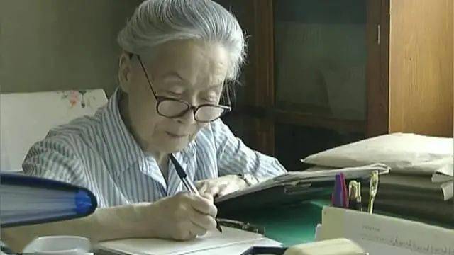 杨绛先生年老后,仍然非常注重自己的仪表.