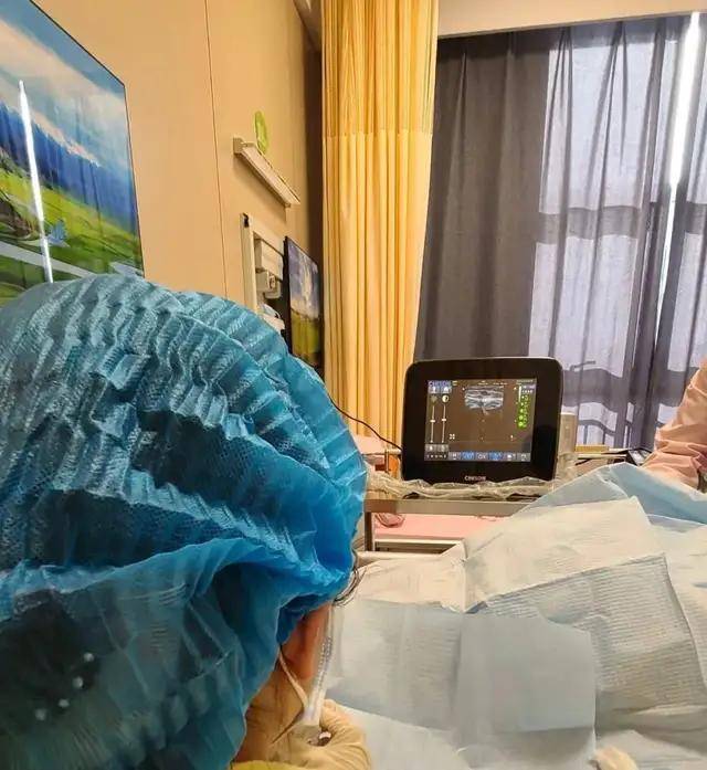 本次picc置管术由儿内科副护士长乔娜完成,本次操作在b超引导下,通过