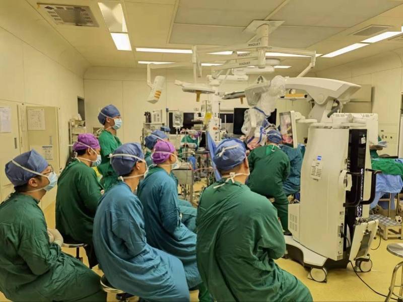 眩晕|复发颈动脉瘤“侵入”大脑引眩晕！多学科团队联手将其破拆