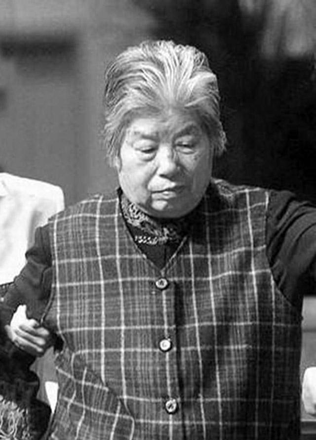 1932年8月,徐俊雅出生在开封市的一个书香门第世家,父亲是私塾的先生