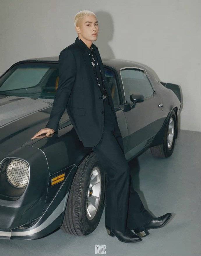 米卡费加罗男士十二月刊内页大片