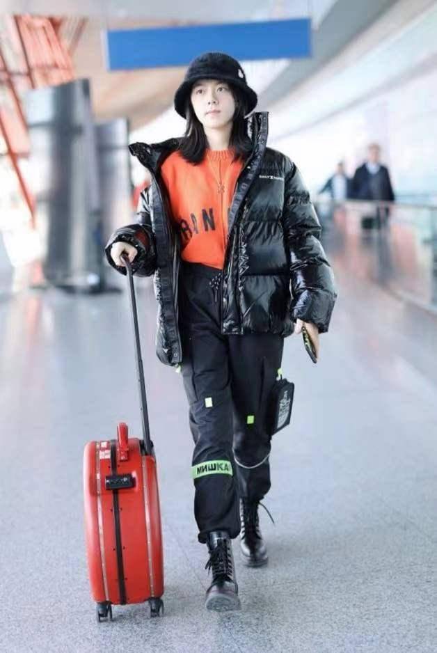 寒冷冬日来袭赵今麦黑色羽绒服搭配运动裤美得没朋友