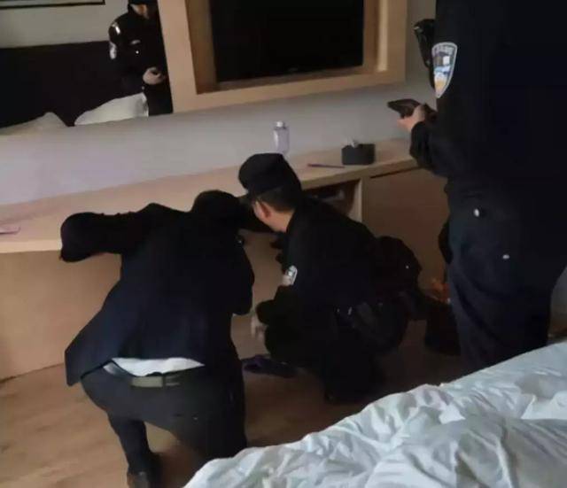 我们手机摄像头的东西,后面还有个圆圆的电路板,同时还接有usb数据线