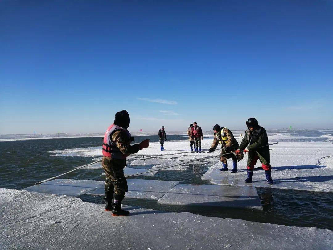 【查干湖冬捕进行时】你期待的童话世界——查干湖捺钵冰雪欢乐园冰雕群制作中