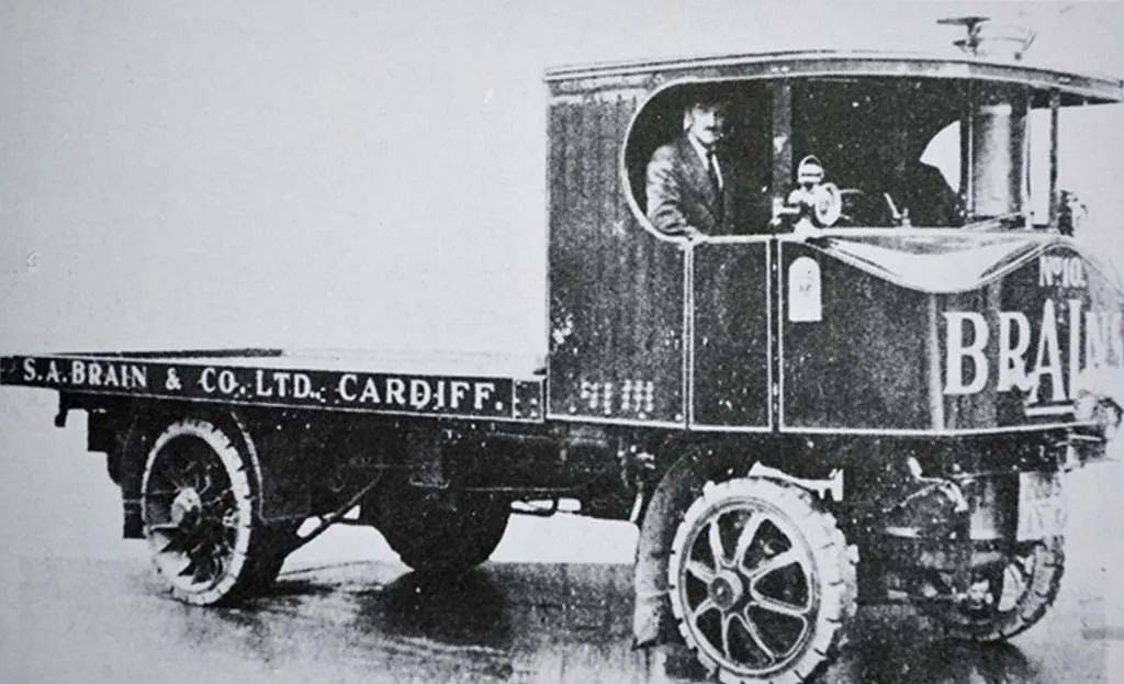 英国蒸汽动力的最后倔强驾驶室里带个大锅炉的哨兵卡车