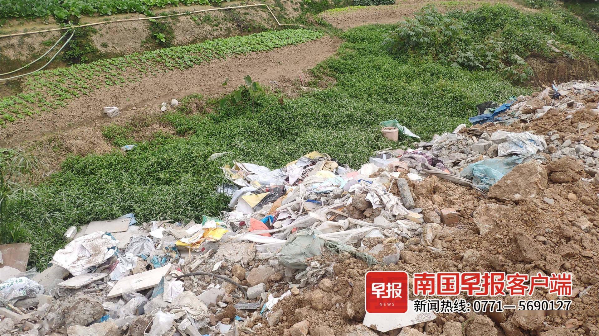 有内应泥头车凌晨偷偷进村往南宁一水塘倾倒十多车垃圾